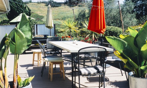 Aménagement extérieur : terrasse décorée pour l'été