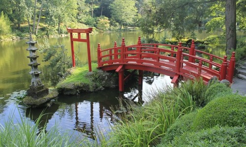 Pont rouge typique des jardins japonais